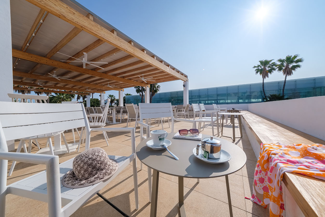 Fotografias de instalaciones turisticas del hotel Oassium y restaurante Teerum