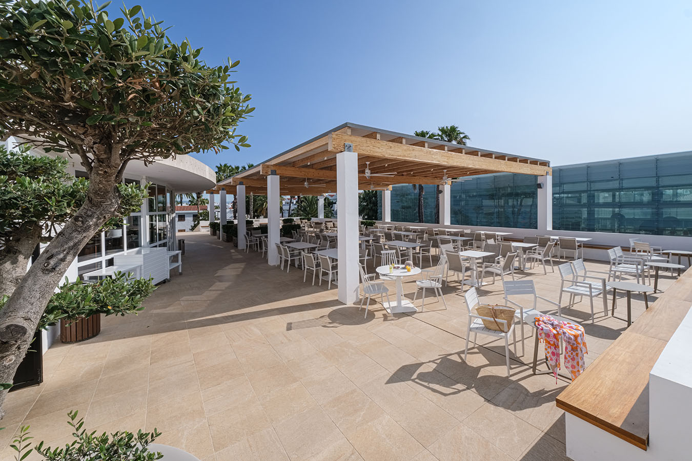 Fotografias de instalaciones turisticas del hotel Oassium y restaurante Teerum